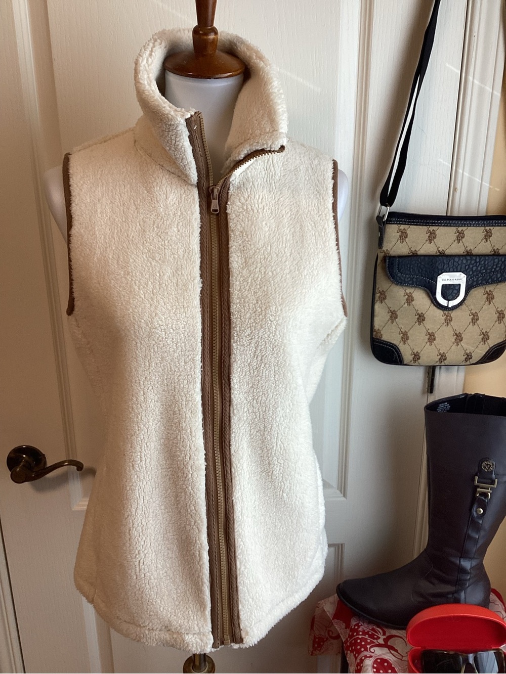 NWT Chaps Cream Sherpa Fleece Vest with Brown Trim Zipper - Picture 3 of 11